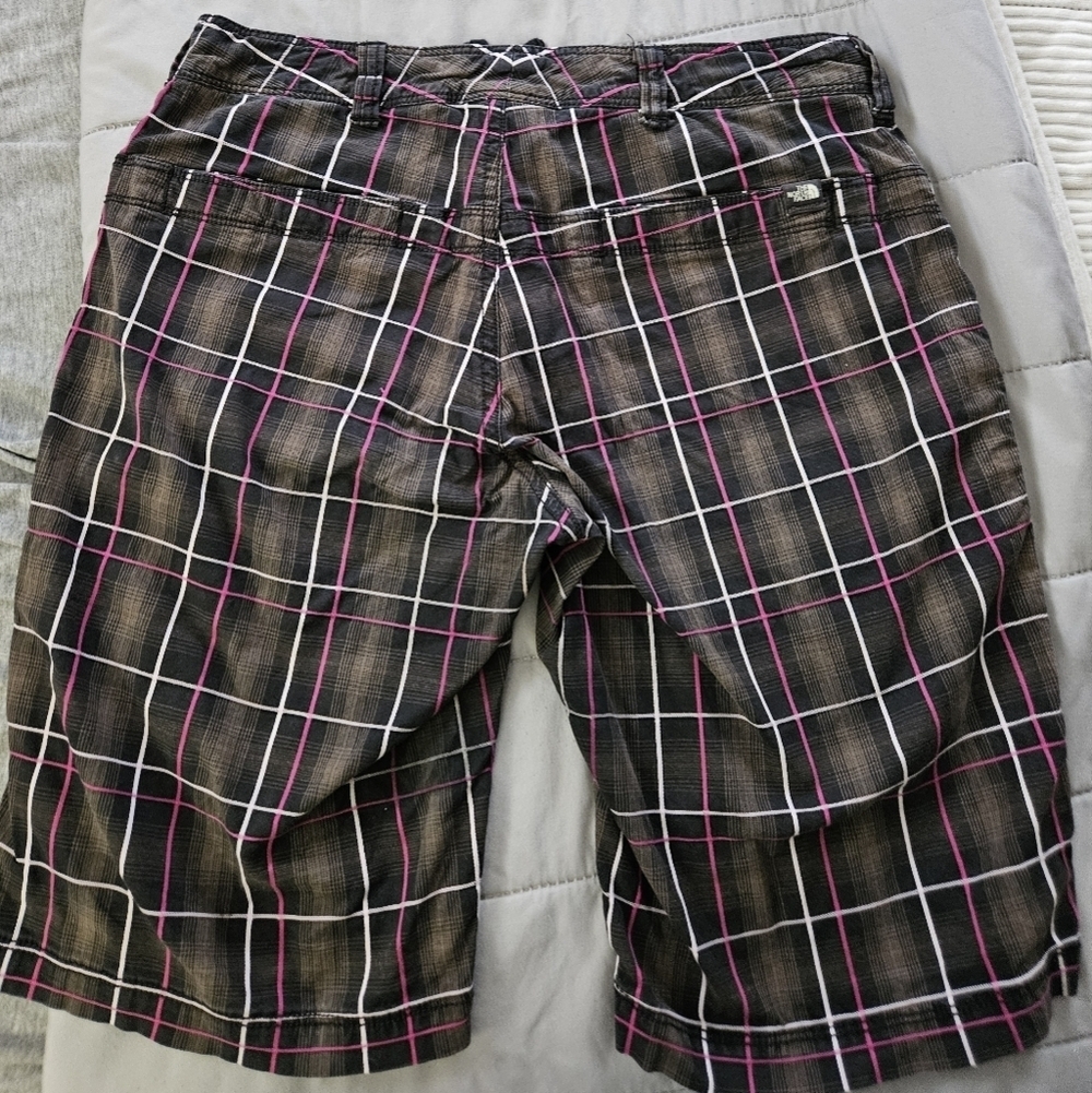 The North Face Plaid Cargo Shorts with Pink and White Accents Size 4 - Picture 8 of 9